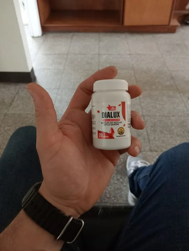 Frasco de Dialux en la palma de la mano