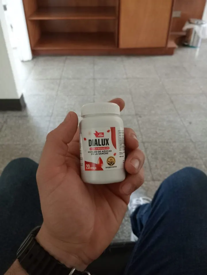 Frasco de Dialux de 20 cápsulas en la mano